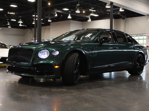 Used 2023 Bentley Flying Spur Plug-In Hybrid AWD/4WD image 3