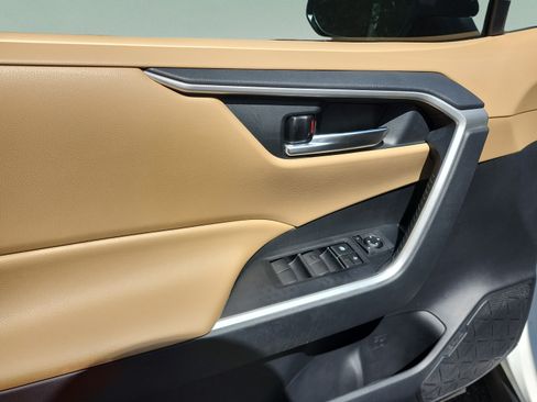 Used 2019 Toyota RAV4 XLE w/ Convenience Package FWD image 16