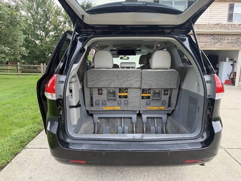 Used 2012 Toyota Sienna XLE w/ Entertainment Pkg FWD image 16