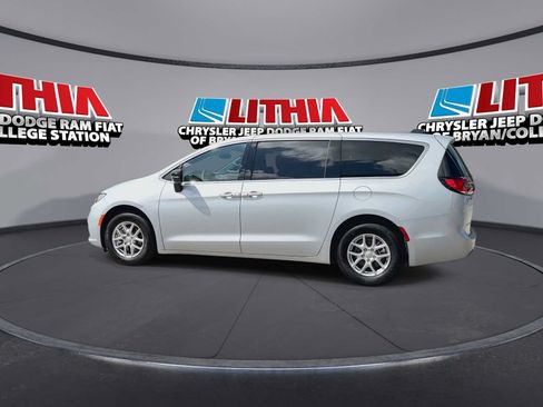 Used 2026 Chrysler Pacifica Select FWD image 5