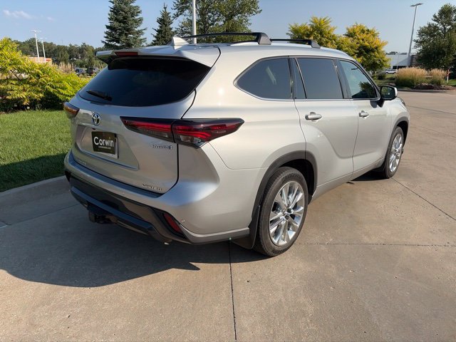 Used 2024 Toyota Highlander Limited AWD/4WD image 3