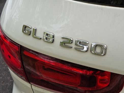 Used 2021 Mercedes-Benz GLB 250 4MATIC image 5