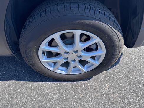 Used 2018 Jeep Cherokee Latitude w/ Cold Weather Group AWD/4WD image 34