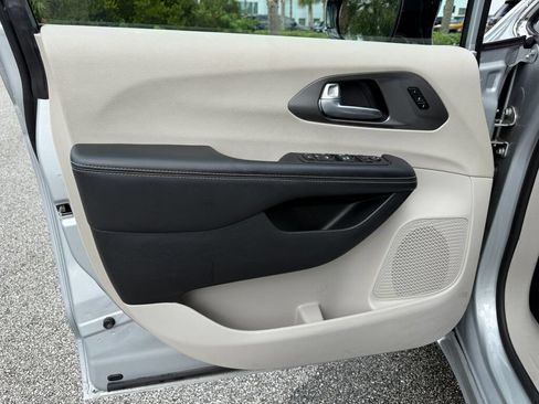 Used 2024 Chrysler Pacifica Touring-L FWD image 21