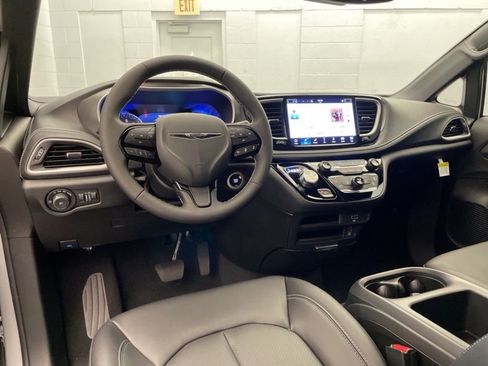 New 2026 Chrysler Pacifica Select image 9