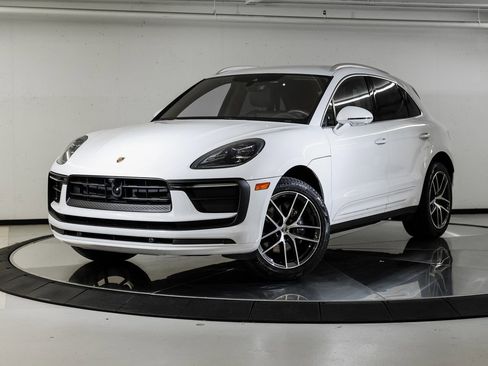 Certified 2022 Porsche Macan image 1