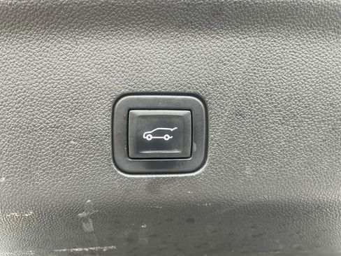 Used 2022 Chevrolet Tahoe LT w/ Luxury Package AWD/4WD image 2
