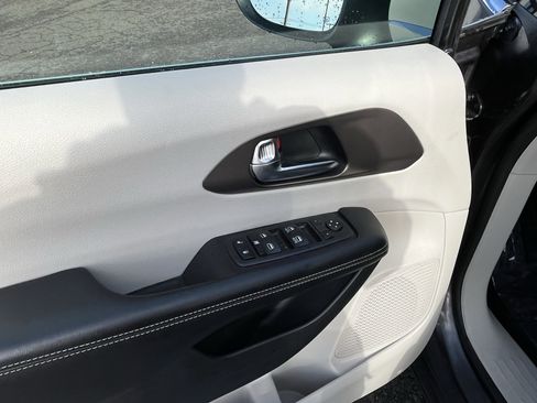 Used 2020 Chrysler Voyager L image 15