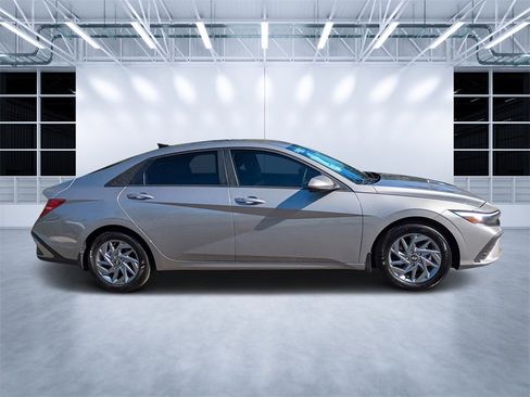 Certified 2024 Hyundai Elantra SEL image 2