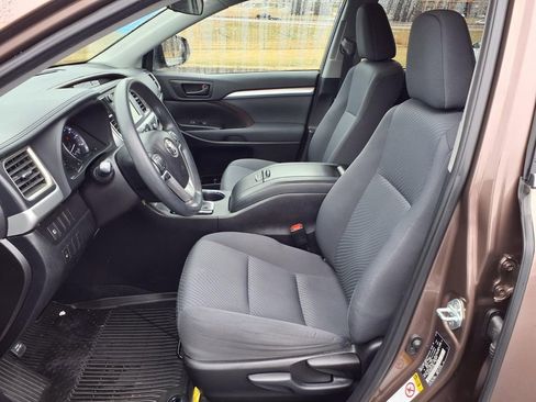 Used 2019 Toyota Highlander LE image 13