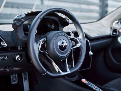 Used 2025 McLaren Artura Spider RWD image 43