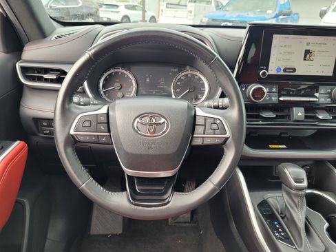 Used 2023 Toyota Highlander XSE AWD/4WD image 17