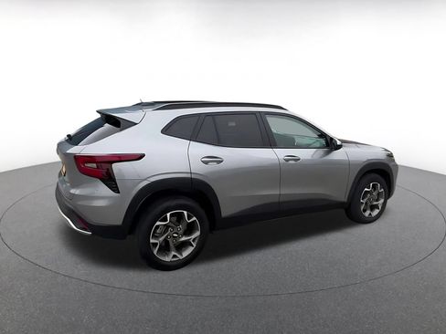 Used 2025 Chevrolet Trax LT FWD image 15