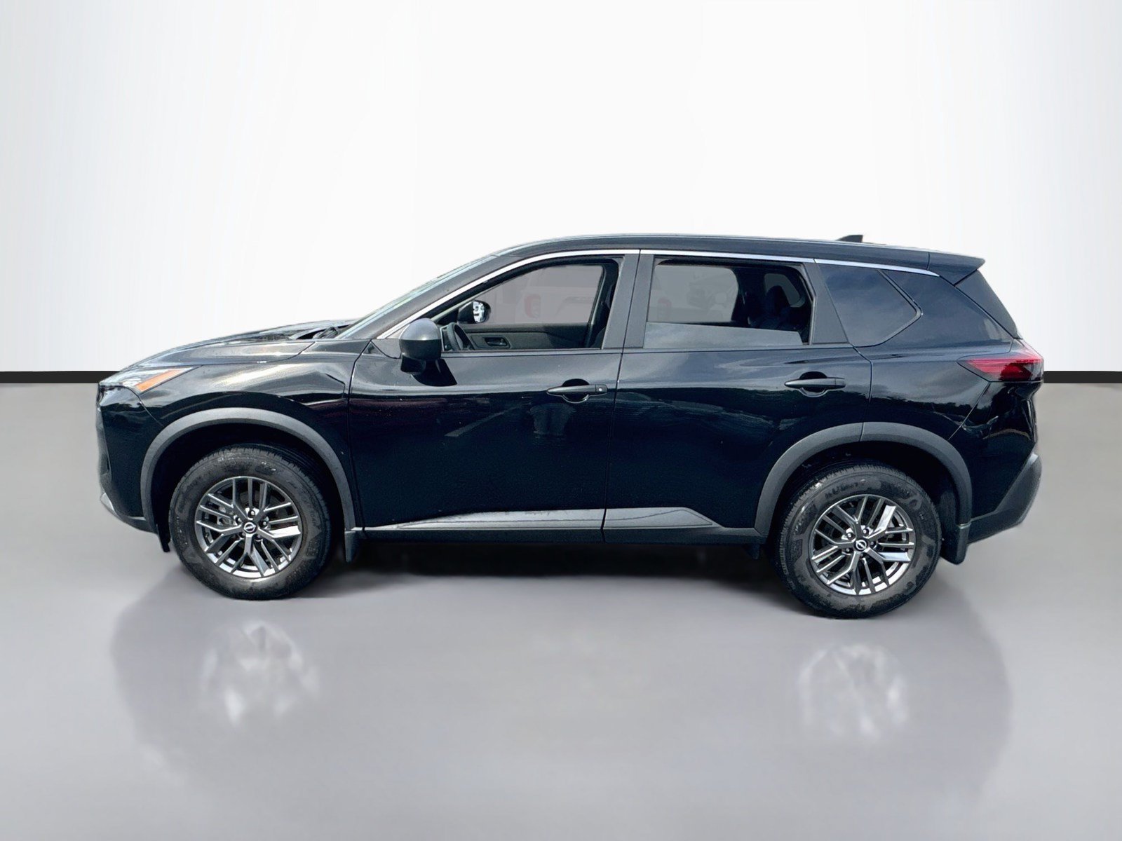 Used 2023 Nissan Rogue S AWD/4WD image 4