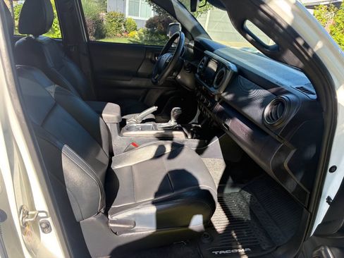 Used 2019 Toyota Tacoma TRD Sport w/ TRD Premium Sport Package AWD/4WD image 25