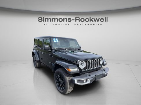 Used 2025 Jeep Wrangler Unlimited Sahara w/ Safety Group AWD/4WD image 8