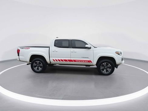 Certified 2018 Toyota Tacoma TRD Sport image 9