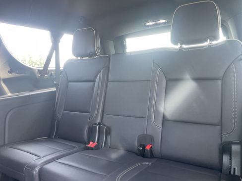 Used 2025 Chevrolet Suburban Premier AWD/4WD image 31