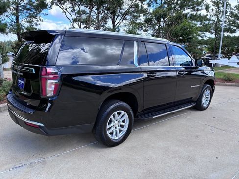Used 2024 Chevrolet Suburban LT RWD image 5