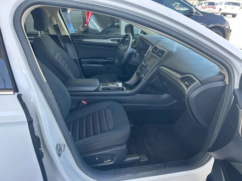 Used 2017 Ford Fusion SE FWD image 4