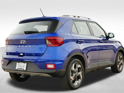 Used 2025 Hyundai Venue SEL image 8