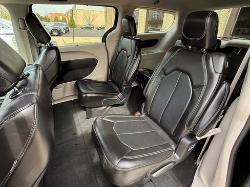 Used 2024 Chrysler Pacifica Touring-L image 19
