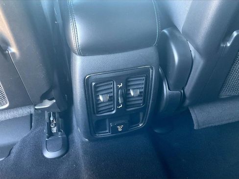 Used 2019 Jeep Grand Cherokee Laredo image 34