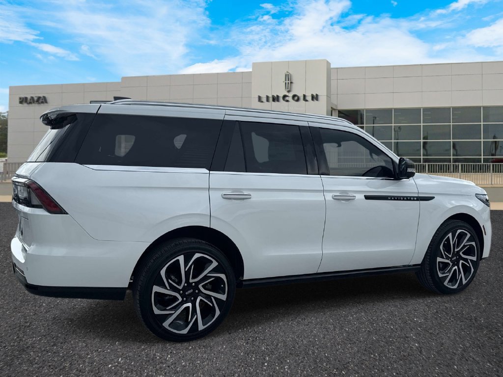 New 2026 Lincoln Navigator Black Label AWD/4WD image 3