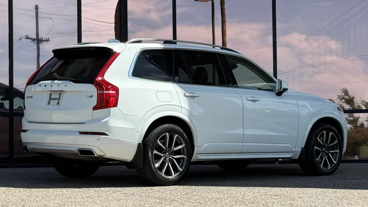 Used 2016 Volvo XC90 T6 Momentum w/ Momentum Plus Package AWD/4WD image 12