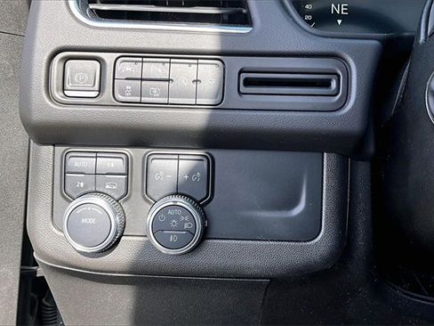 Used 2022 GMC Yukon XL SLT w/ SLT Premium Package image 15