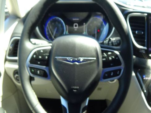 Certified 2024 Chrysler Pacifica Touring-L FWD image 20