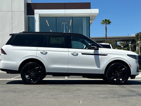 New 2026 Lincoln Navigator Black Label AWD/4WD image 2