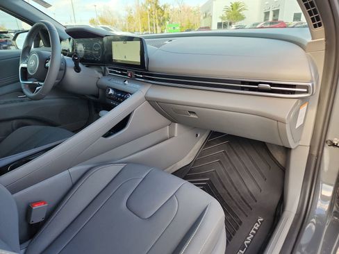 Used 2025 Hyundai Elantra SEL image 10