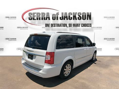 Used 2016 Chrysler Town & Country Touring FWD image 8