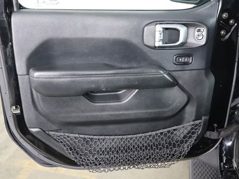 Used 2018 Jeep Wrangler Unlimited Sahara image 19