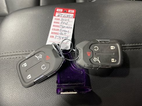 Used 2024 GMC Terrain SLT image 25