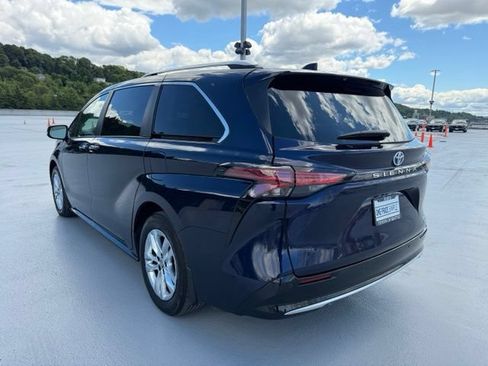Certified 2024 Toyota Sienna Limited FWD image 9