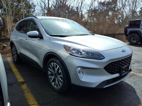 Used 2020 Ford Escape Titanium image 3