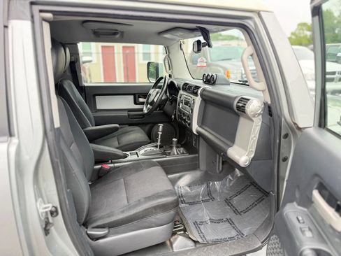 Used 2011 Toyota FJ Cruiser 4WD w/ Upgrade Pkg image 9