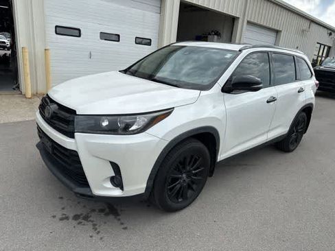Used 2019 Toyota Highlander SE w/ Nightshade Edition AWD/4WD image 2