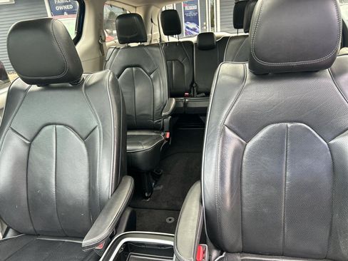 Used 2019 Chrysler Pacifica Limited w/ Tire & Wheel Group FWD image 22