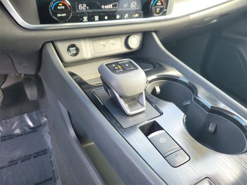 Certified 2025 Nissan Rogue SV image 21