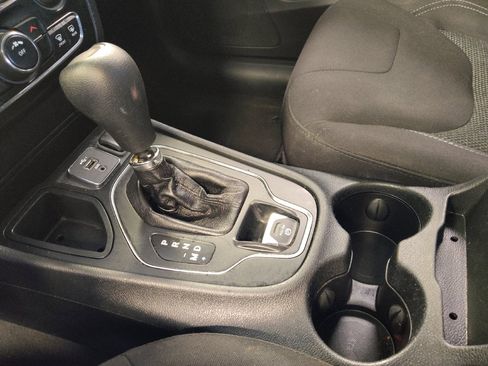 Used 2019 Jeep Cherokee Latitude w/ Cold Weather Group FWD image 26