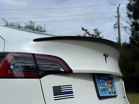 Used 2022 Tesla Model Y Long Range image 11