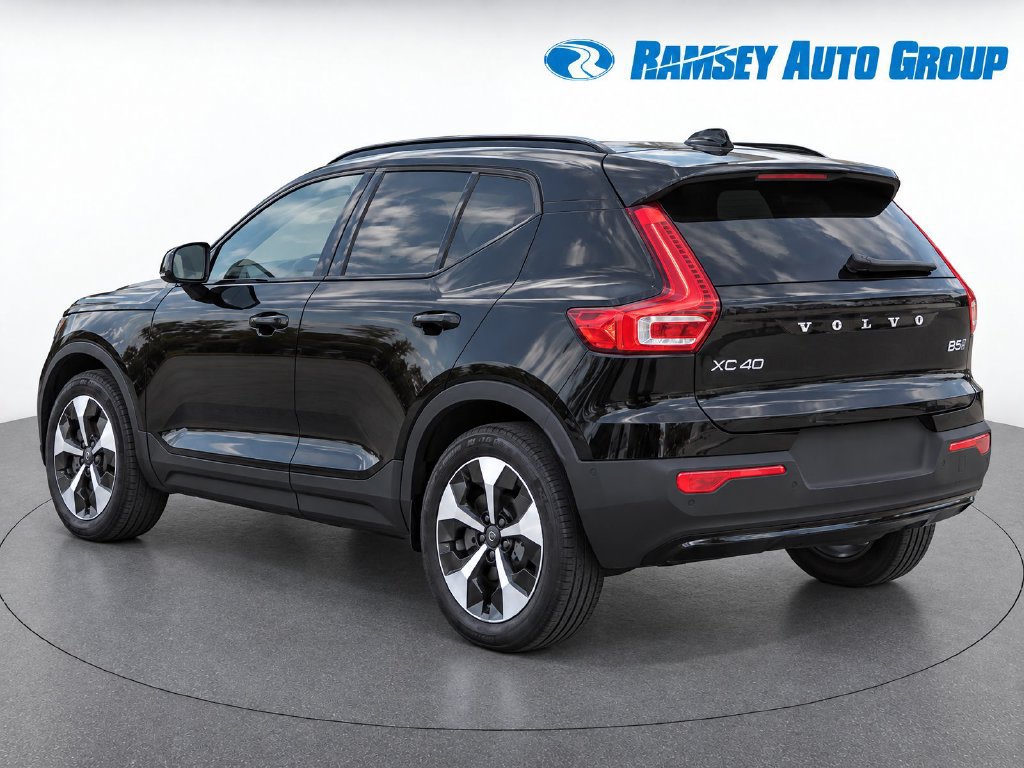 Used 2025 Volvo XC40 B5 Plus AWD/4WD image 3