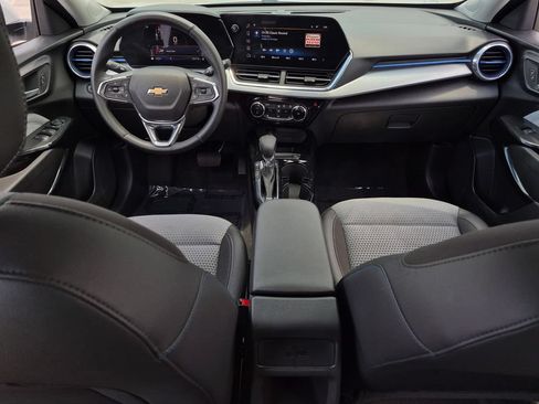 Used 2025 Chevrolet Trax LT w/ LT Convenience Package FWD image 21