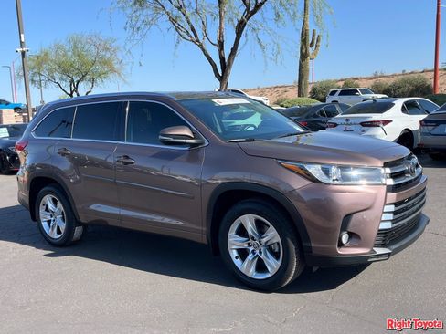 Certified 2017 Toyota Highlander Limited FWD image 9