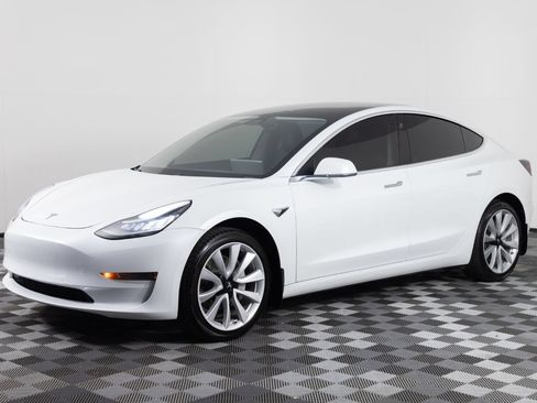 Used 2020 Tesla Model 3 Standard Range Plus RWD image 1