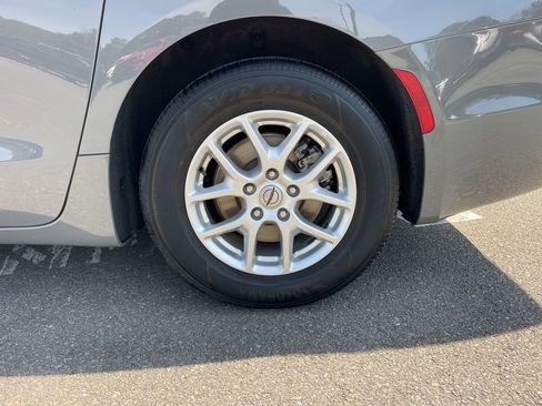 Used 2023 Chrysler Pacifica Touring-L image 28