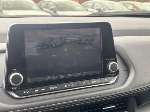 Used 2025 Nissan Rogue SV FWD image 25